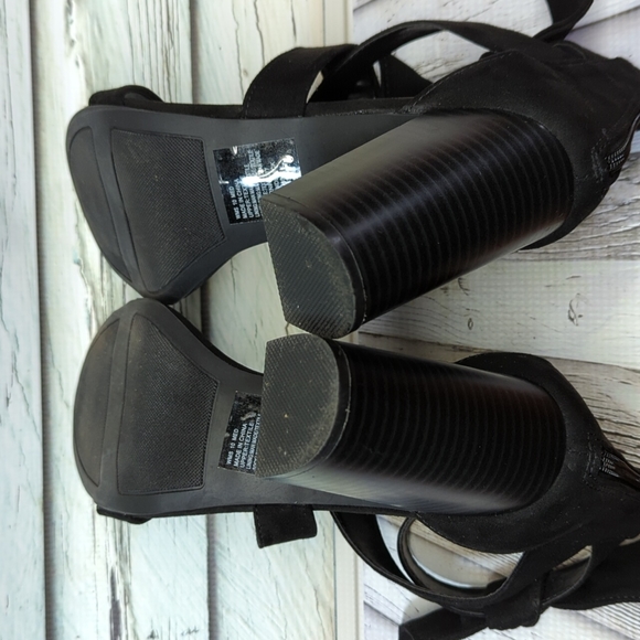 Lauren Conrad Girlfriend Faux Suede Heels - Picture 4 of 7